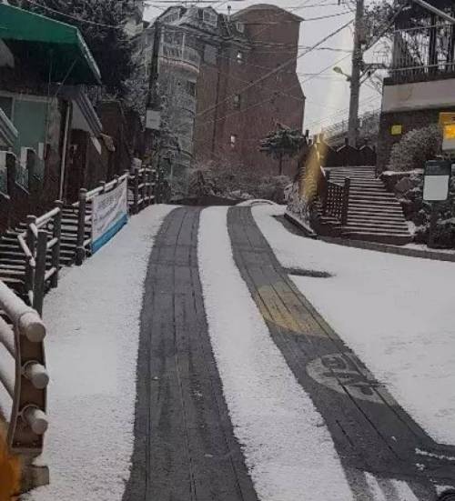 폭설내린 서울 언덕길.jpg