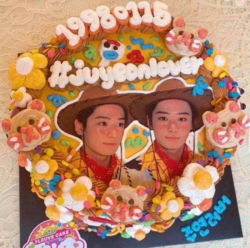 요즘 아이돌 생일 레터링 케이크..jpg