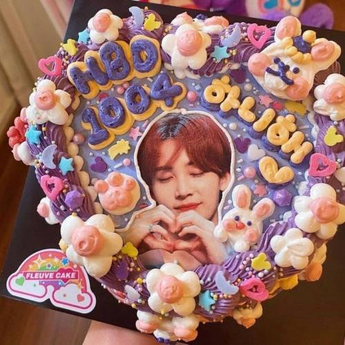 요즘 아이돌 생일 레터링 케이크..jpg