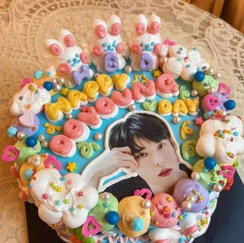 요즘 아이돌 생일 레터링 케이크..jpg