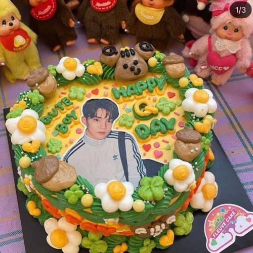 요즘 아이돌 생일 레터링 케이크..jpg