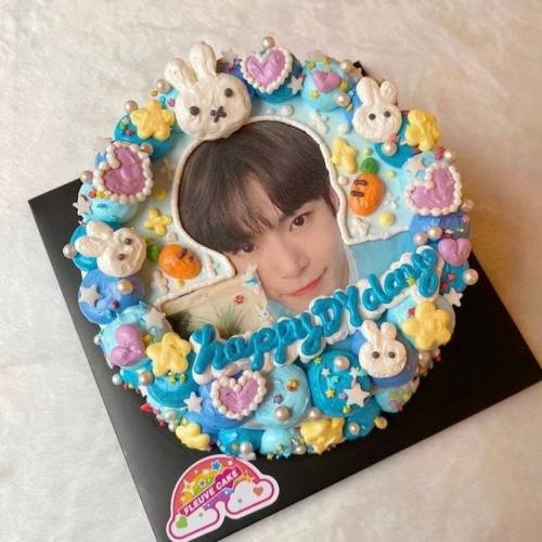 요즘 아이돌 생일 레터링 케이크..jpg