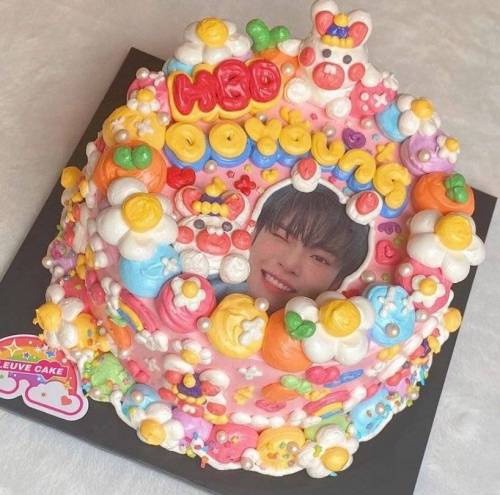 요즘 아이돌 생일 레터링 케이크..jpg
