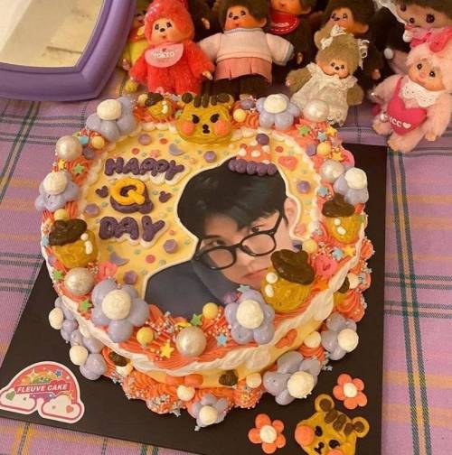 요즘 아이돌 생일 레터링 케이크..jpg