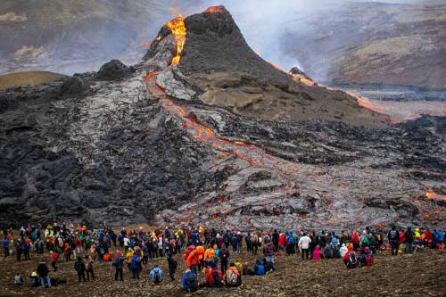 800년 만에 터진  아이슬란드 화산.jpg
