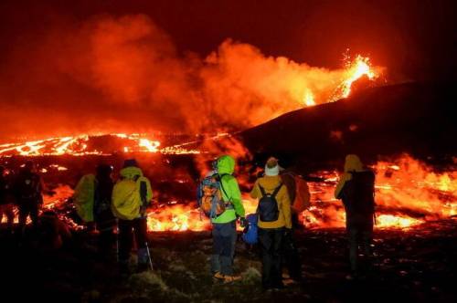 800년 만에 터진  아이슬란드 화산.jpg