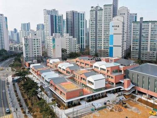 파격적인 형태로 지어지는 요즘 학교.jpg