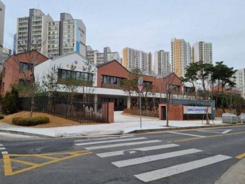 파격적인 형태로 지어지는 요즘 학교.jpg