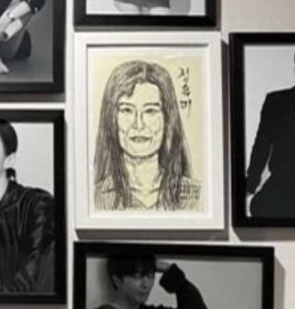 정유미 소속사 숲에 걸려있는 정유미 사진