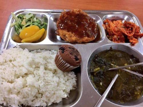 학생들 항의로 바뀐 급식.jpg