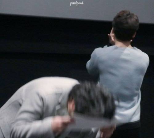 팬이 준 플랜카드 보고 뒤집어진 김윤석.jpg