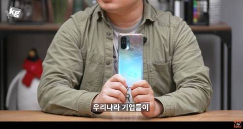한국어를 잘 못하는 스마트폰 유튜버.jpg