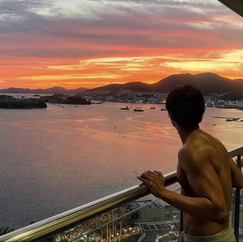 복싱 선출 안보현의 몸과 석양