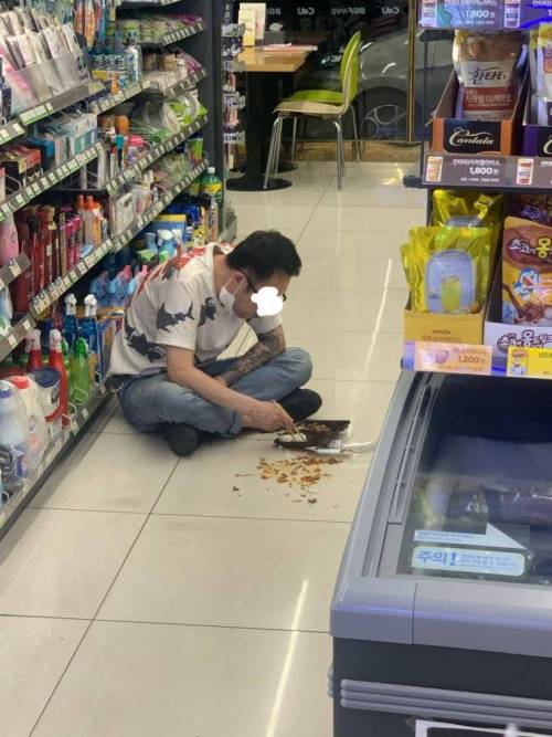 어느 편의점 근황 .................................jpg