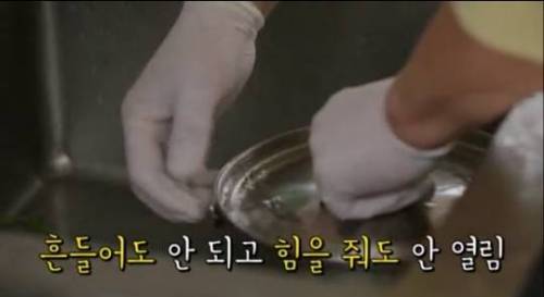 뚜껑 안 열리자 이수근 부르는 강호동.jpgif