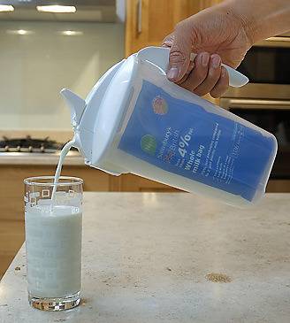 4L짜리 우유를 비닐에 담아서 파는 캐나다
