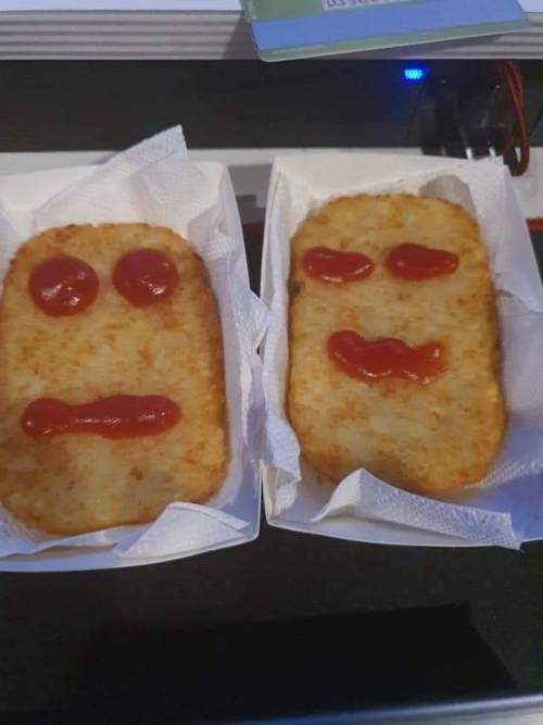 새벽에 pc방에서 음식을 계속 시킨 디씨인.jpg