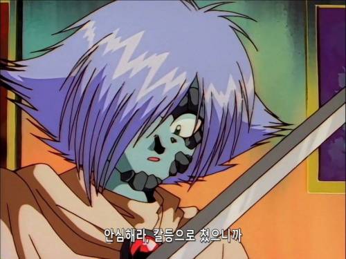 안심해라, 칼등으로 쳣으니..jpg