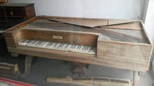 베토벤이 사용하던 피아노 건반에는...jpg