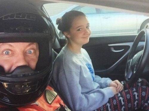 딸에게 운전 가르치는 아빠의 자세