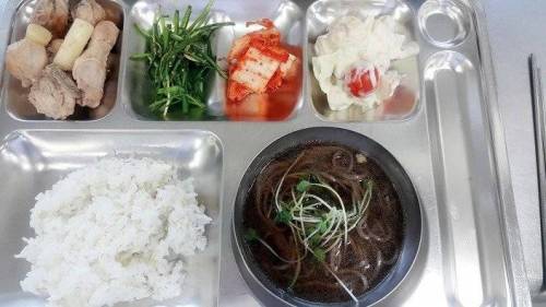 급식에 국수랑 밥이 같이 나오는 이유.jpg
