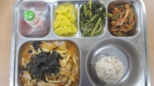 급식에 국수랑 밥이 같이 나오는 이유.jpg