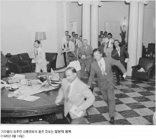 대통령에게 굉장한 정보를 들은 기자들.jpg