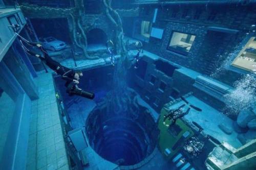 얼마 전 오픈한 세계에서 가장 깊은 인공 다이빙풀