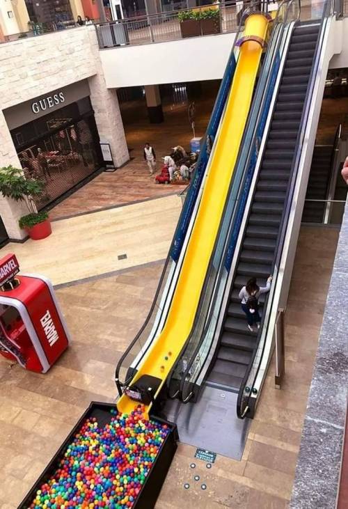 계단 대신 아이들이 좋아하는 미끄럼틀을 설치 한 쇼핑몰