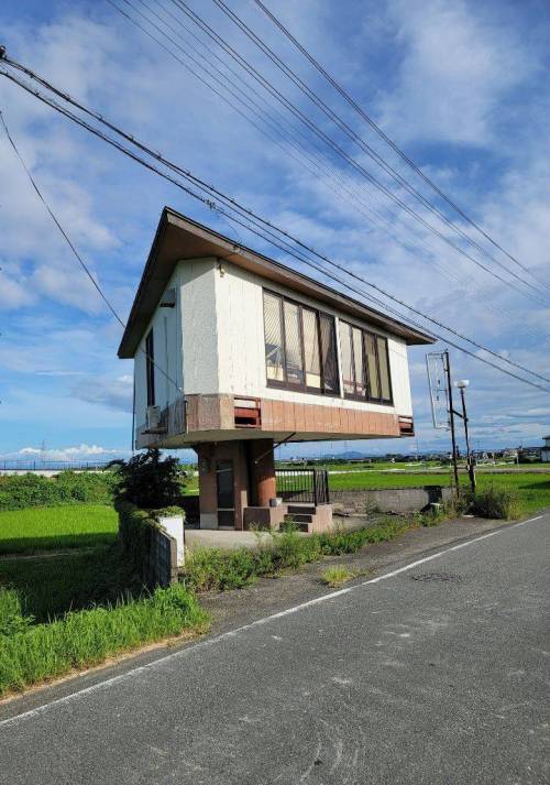 눈을 의심케하는 일본 어느 시골집.jpg