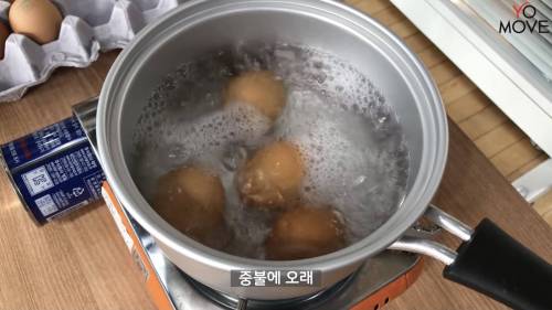 [스압] 소금, 식초 없이 달걀 껍데기 (계란 껍질) 잘 벗겨지게 삶는 법.jpg