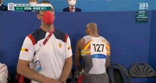 체조 마루 은메달 스페인 선수가 경기직후 꺼내 보인 것.jpg