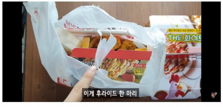 [스압] 치킨 한마리와 두마리 치킨 세트의 닭 크기 차이.jpg