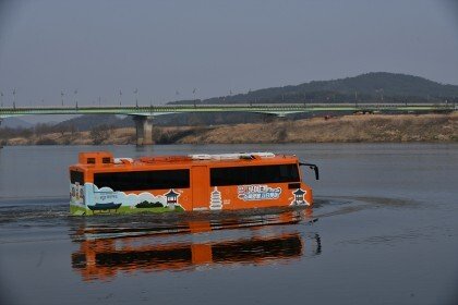 평지를 달리다 갑자기 물에 빠져버린 버스