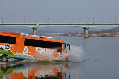 평지를 달리다 갑자기 물에 빠져버린 버스