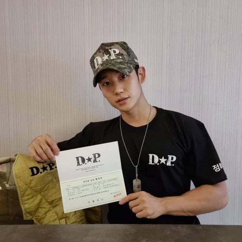 [스압] 넷플 D.P 굿즈를 받은 군필과 미필의 온도차.jpg