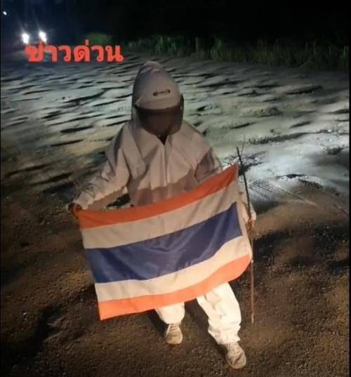어느 태국인의 유쾌한 시위.jpg