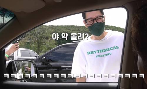 [스압] 지석진, 하하 앞에서 골드버튼 언박싱하는 김종국.jpgif