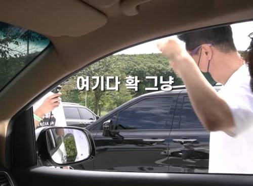 [스압] 지석진, 하하 앞에서 골드버튼 언박싱하는 김종국.jpgif