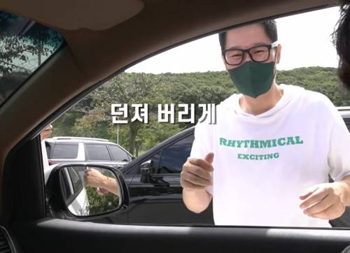 [스압] 지석진, 하하 앞에서 골드버튼 언박싱하는 김종국.jpgif