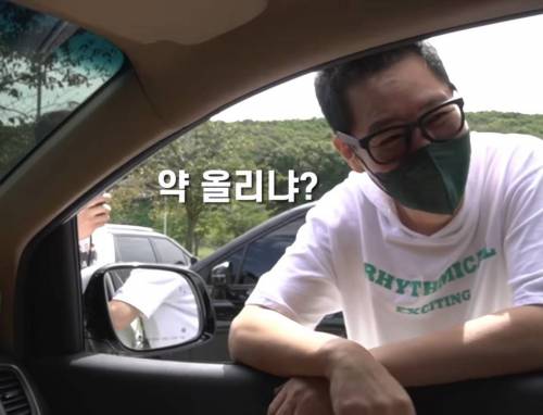 [스압] 지석진, 하하 앞에서 골드버튼 언박싱하는 김종국.jpgif