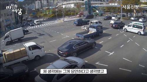 [스압] 도로에 과일이 쏟아지자 부산시민들의 행동.jpg