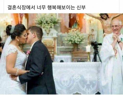 결혼식장에서 행복해 보이는 신부