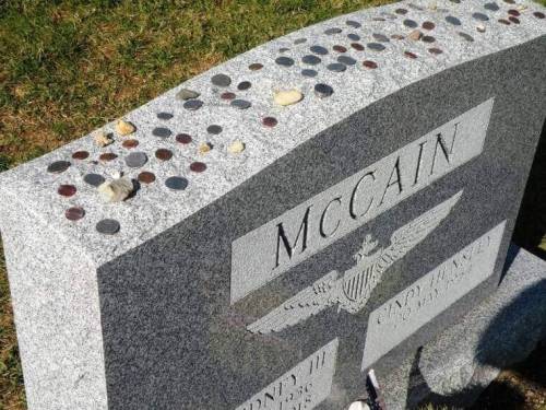미군 묘비위에 올려둔 동전들의 의미.jpg