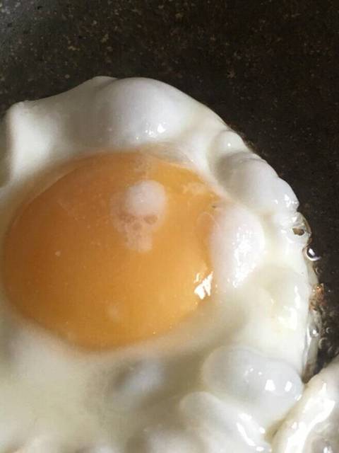 먹기 찝찝한 계란.jpg
