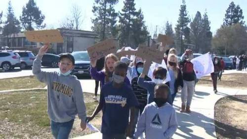 캘리포니아 초딩들이 학교에 시위한 이유