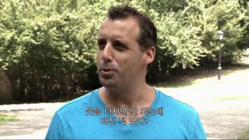 부적절하게 터진 웃음.jpg