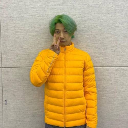 초록색 머리 + 노란색 옷 입은 곽윤기 안색.jpg