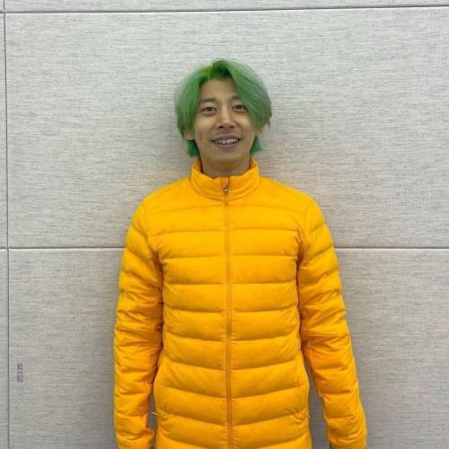 초록색 머리 + 노란색 옷 입은 곽윤기 안색.jpg