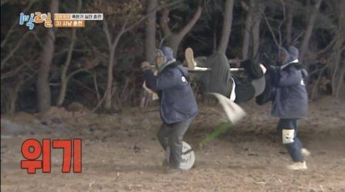 문세윤 들쳐 멘 연정훈 표정.jpg